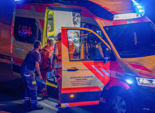 Pula: Dvije osobe ozlijeđene u sudaru nakon što je automobil završio na krovu