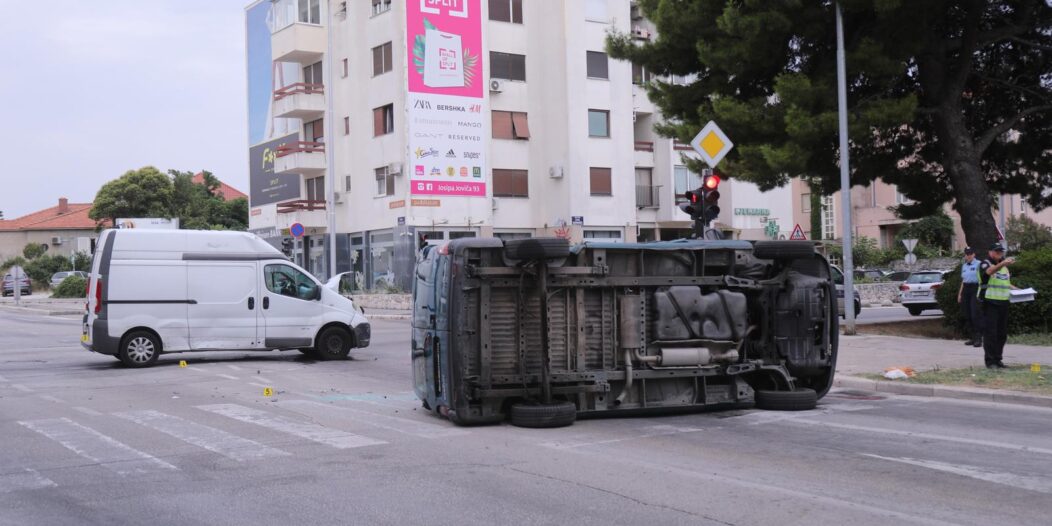 Split: Jedna osoba smrtno stradala u sudaru dva kombija Split: Jedna osoba smrtno stradala u sudaru dva kombija