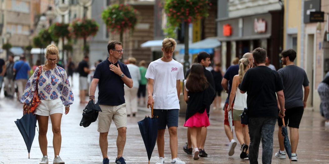 Rijeka: Turisti po kiši obilaze grad Rijeka: Turisti po kiši obilaze grad