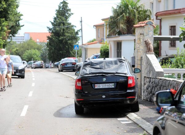 Dramalj: Razbijena stakla vozila posljedica su olujnog nevremena