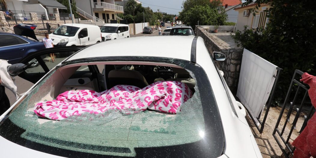 Dramalj: Razbijena stakla vozila posljedica su olujnog nevremena Dramalj: Razbijena stakla vozila posljedica su olujnog nevremena