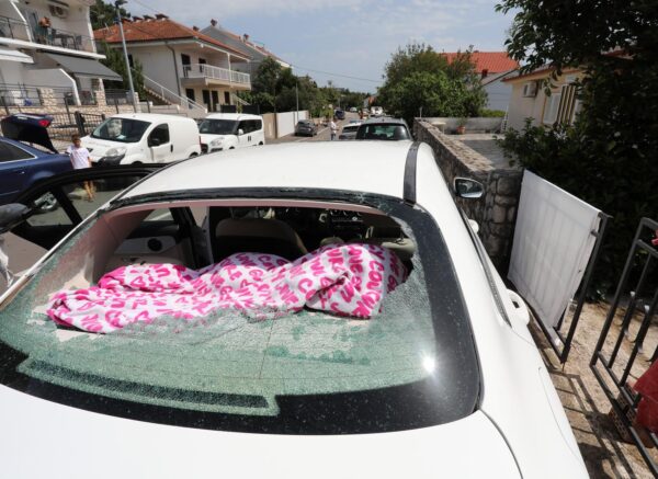 Dramalj: Razbijena stakla vozila posljedica su olujnog nevremena