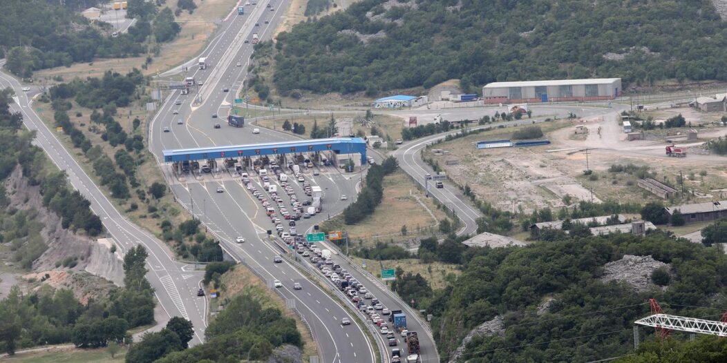 Kolone vozila na naplatnim kućicama na Kikovici i na autocesti A6 Rijeka-Zagreb Kolone vozila na naplatnim kućicama na Kikovici i na autocesti A6 Rijeka-Zagreb