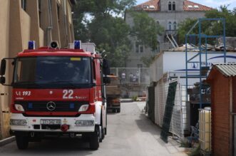 Pao strop u servisnoj bazi marine Trogir, poginula jedna osoba Pao strop u servisnoj bazi marine Trogir, poginula jedna osoba