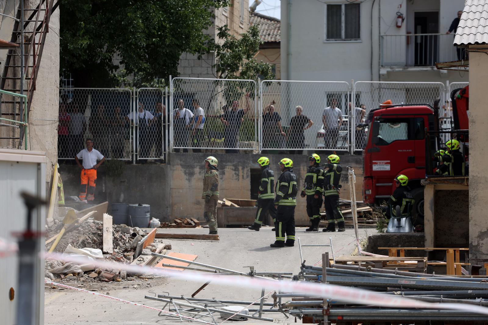 Pao strop u servisnoj bazi marine Trogir, poginula jedna osoba Pao strop u servisnoj bazi marine Trogir, poginula jedna osoba