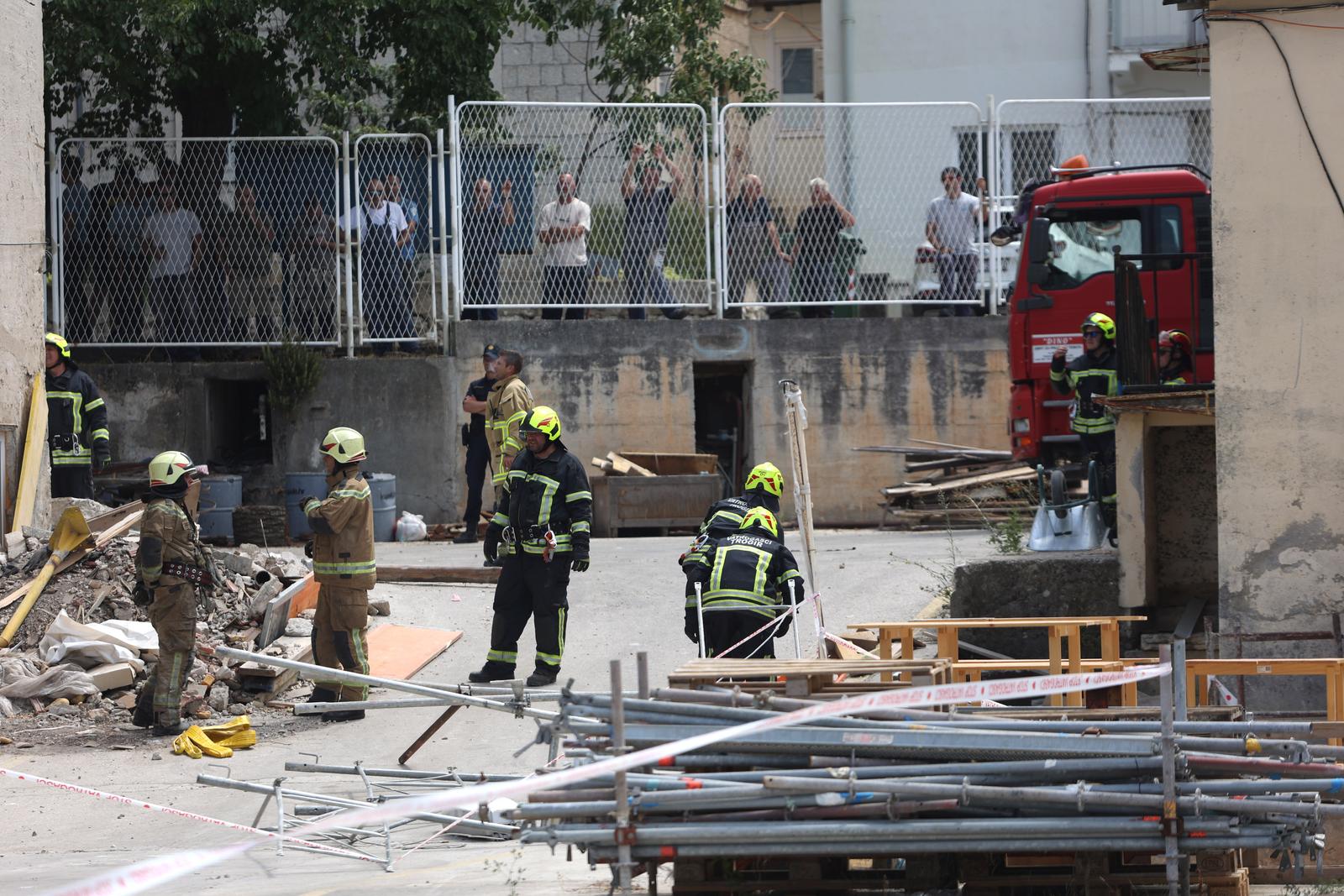 Pao strop u servisnoj bazi marine Trogir, poginula jedna osoba Pao strop u servisnoj bazi marine Trogir, poginula jedna osoba