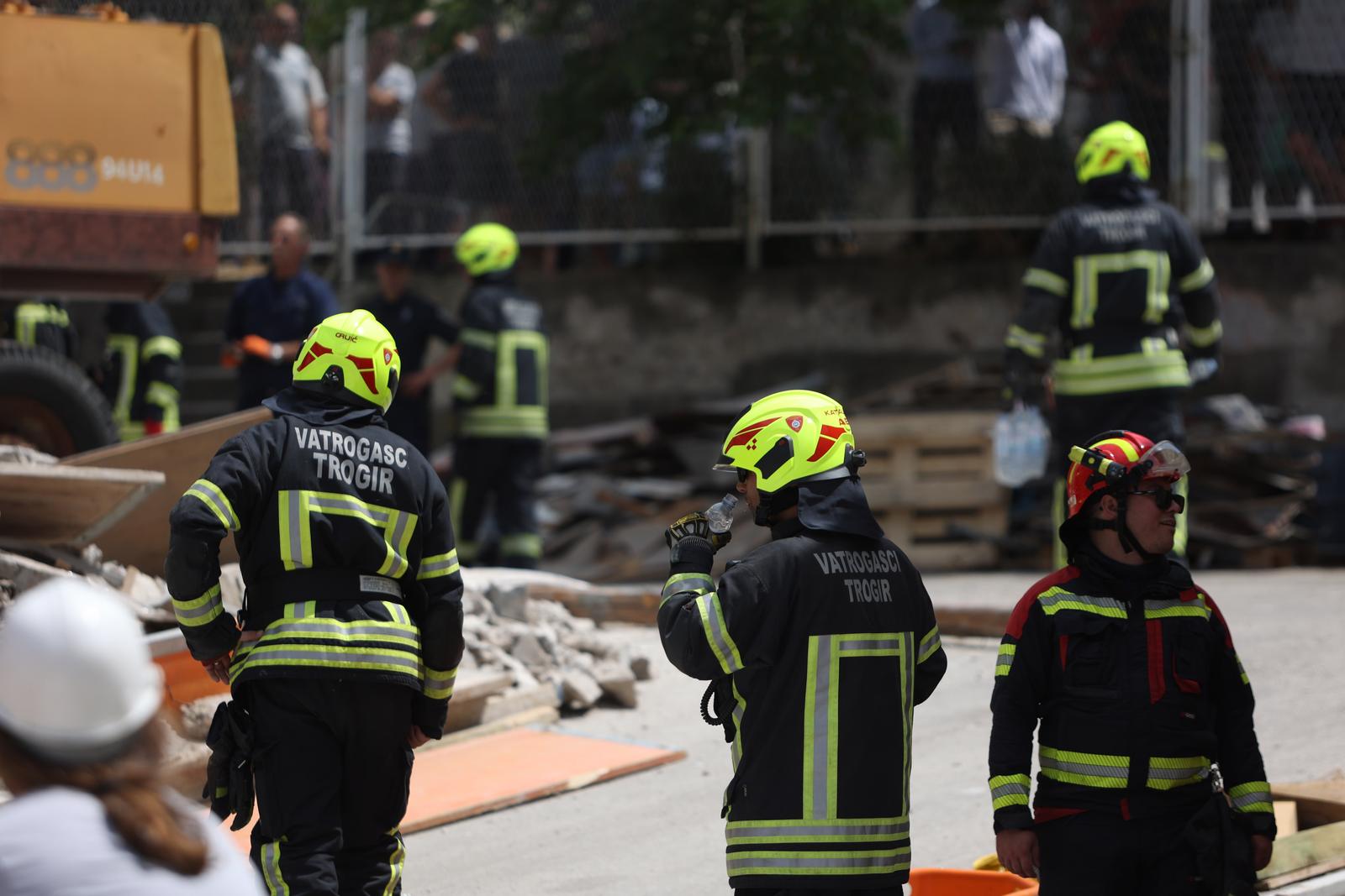 Pao strop u servisnoj bazi marine Trogir, poginula jedna osoba Pao strop u servisnoj bazi marine Trogir, poginula jedna osoba