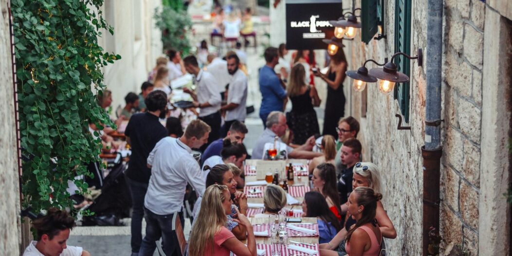 Hvar: U ve?ernjim satima u restoranima se trai mjesto vie Hvar: U ve?ernjim satima u restoranima se trai mjesto vie