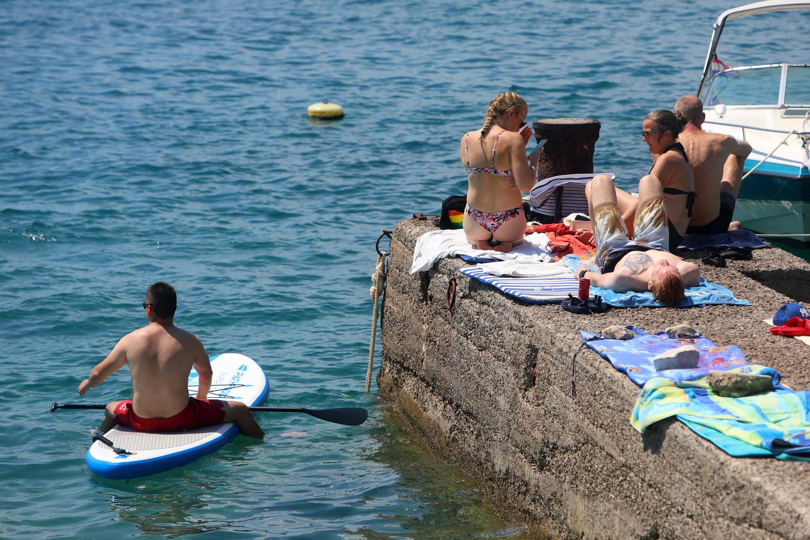 Brojni domaći i strani turisti godišnji odmor provode u Selcu