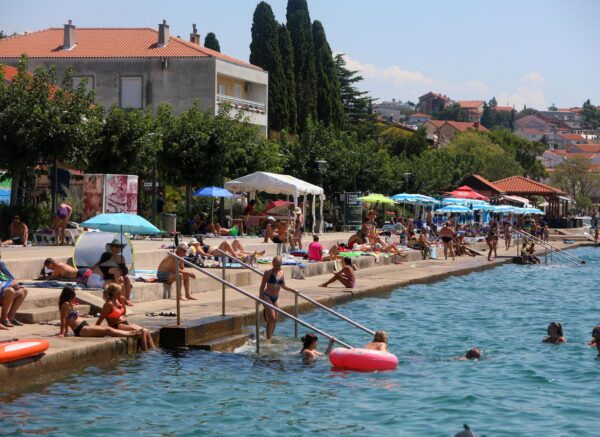 Brojni domaći i strani turisti godišnji odmor provode u Selcu