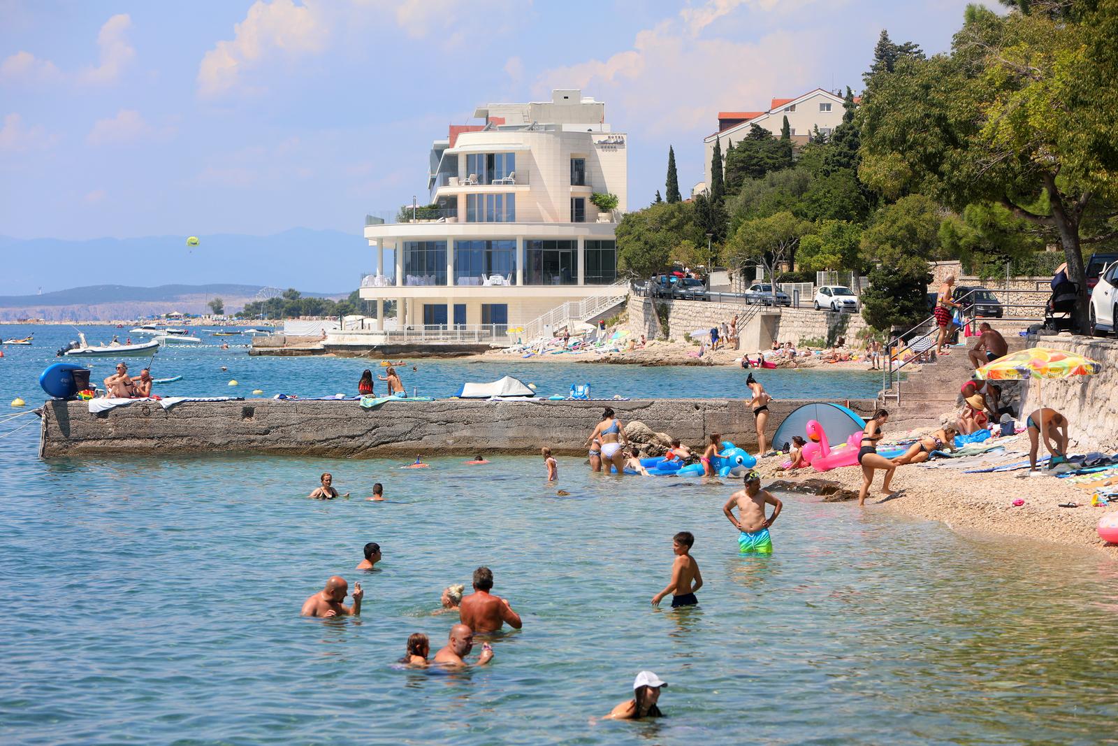 Brojni domaći i strani turisti godišnji odmor provode u Selcu