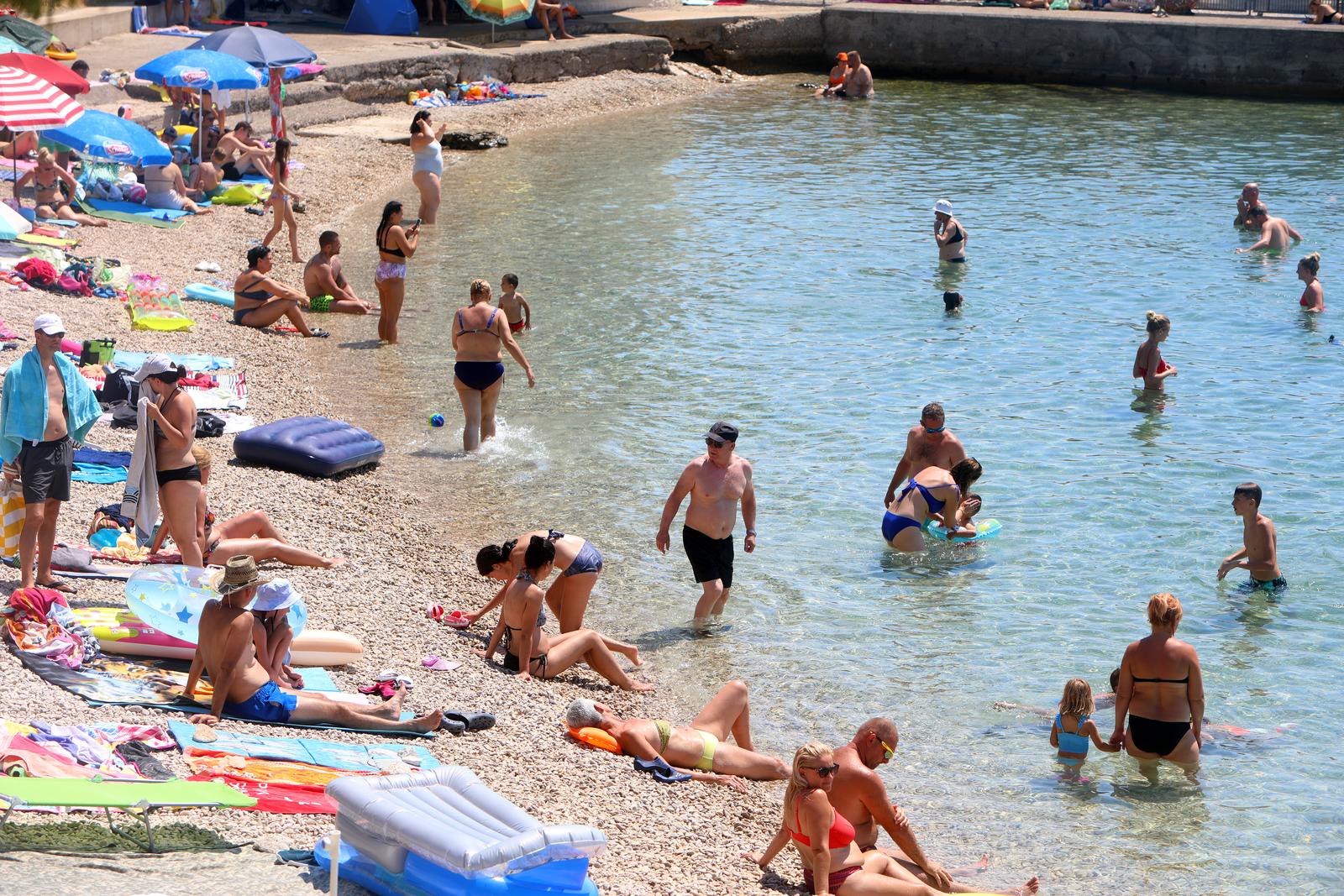 Brojni domaći i strani turisti godišnji odmor provode u Selcu