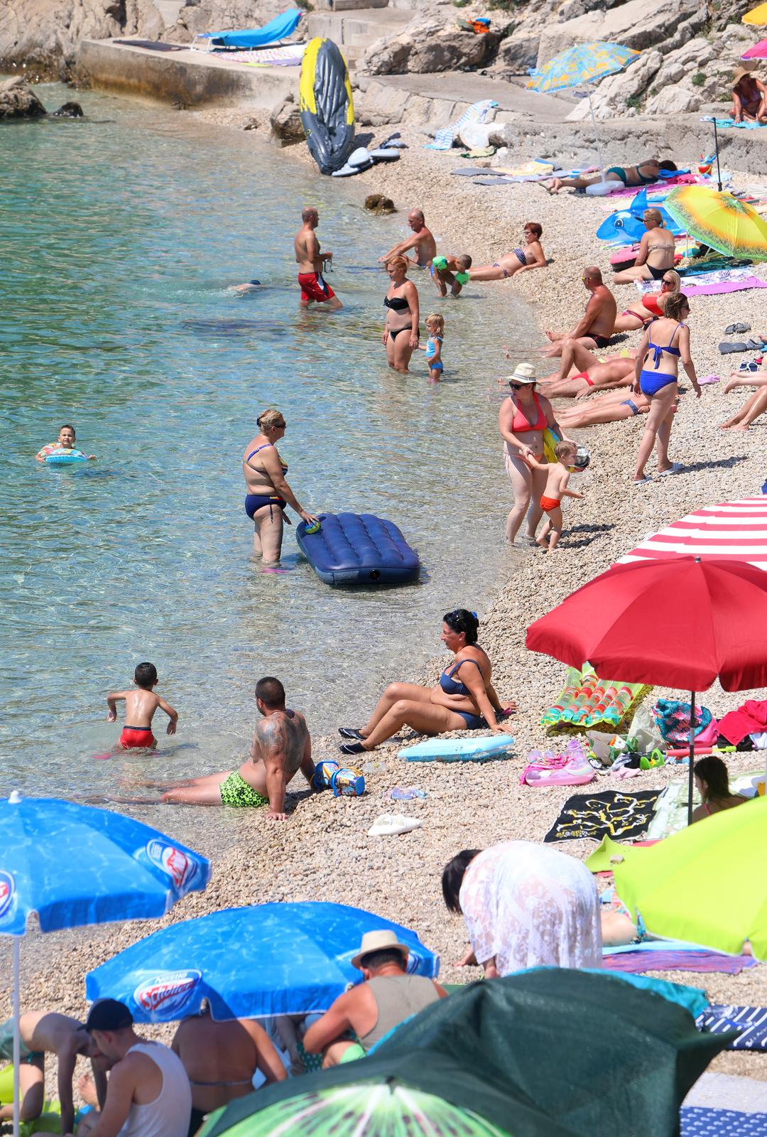 Brojni domaći i strani turisti godišnji odmor provode u Selcu