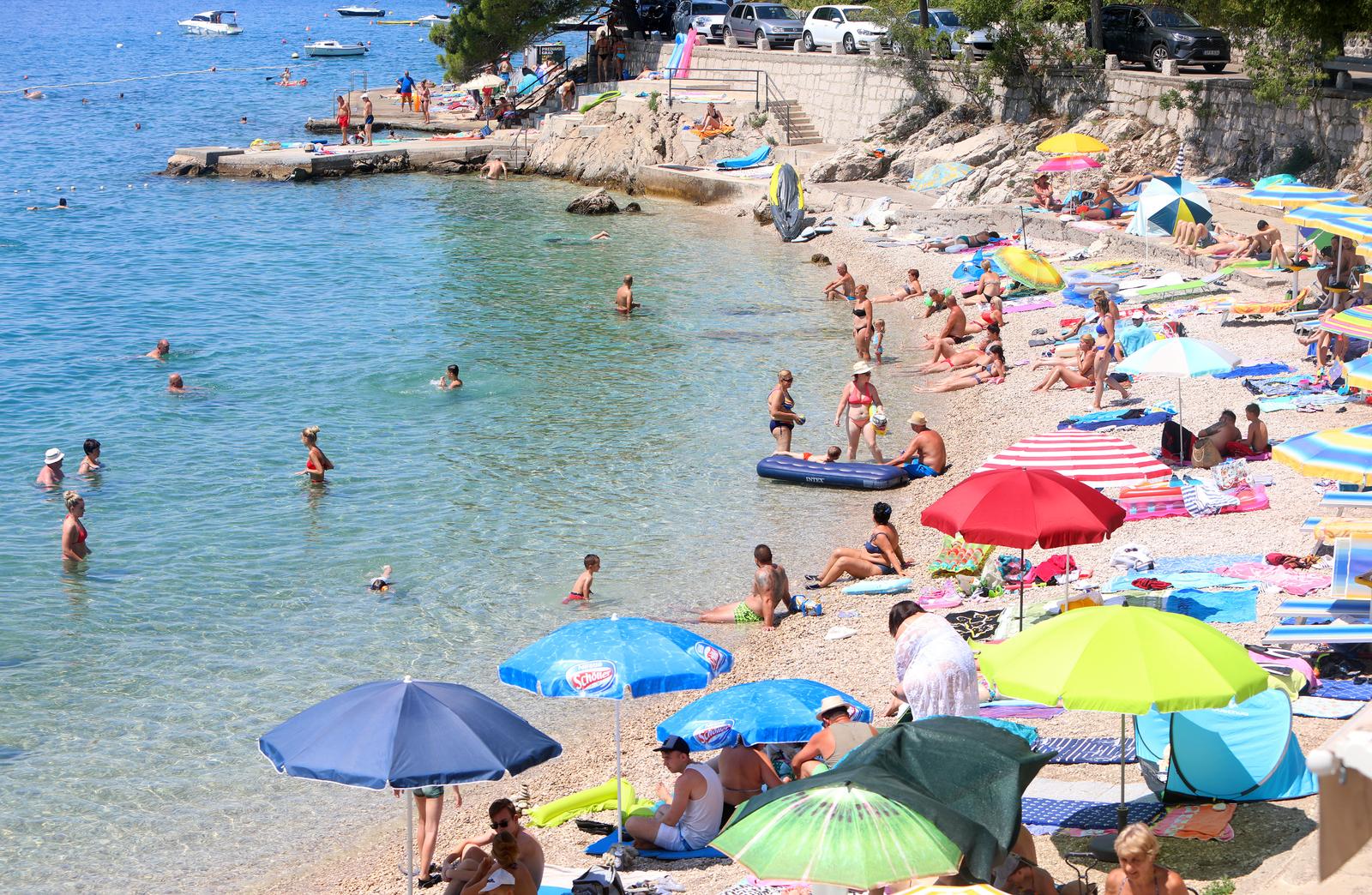 Brojni domaći i strani turisti godišnji odmor provode u Selcu