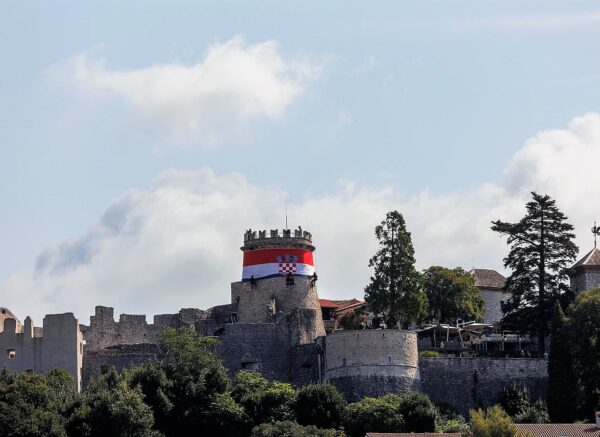 Rijeka: Hrvatska zastava postavljena na Trsatskoj gradini