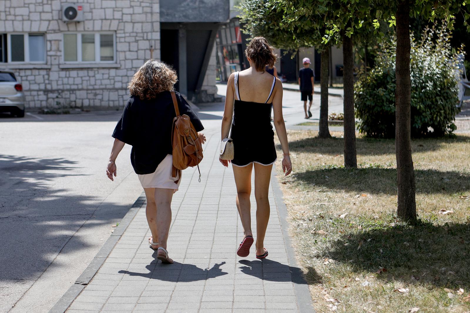 Zadar: Djevojka koja je rodila na Paklenici posjetila je dijete u bolnici Zadar: Djevojka koja je rodila na Paklenici posjetila je dijete u bolnici