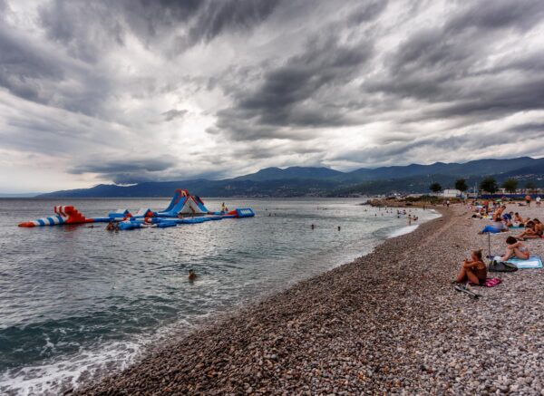 Rijeka: Kupači na plaži unatoč najavi lošeg vremena