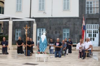 Šibenik: Molitelji klečali ispred zgrade Gradske uprave Šibenik: Molitelji klečali ispred zgrade Gradske uprave