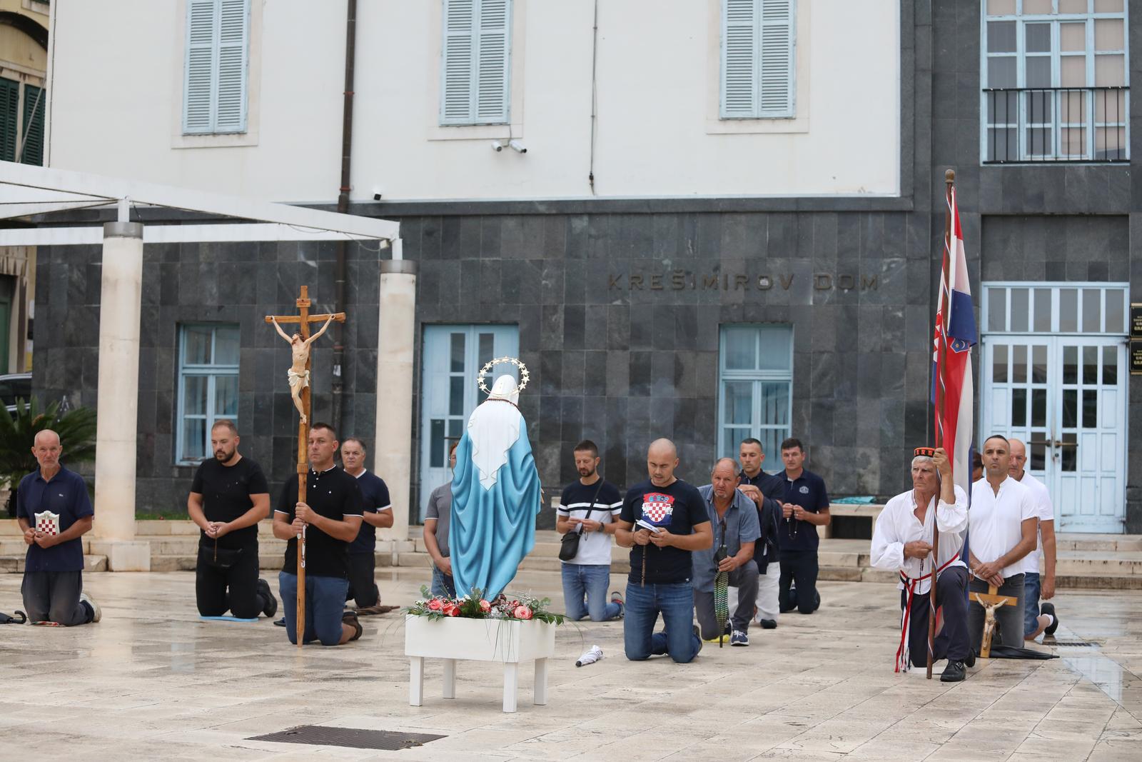Šibenik: Molitelji klečali ispred zgrade Gradske uprave Šibenik: Molitelji klečali ispred zgrade Gradske uprave