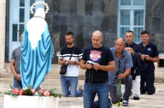 Šibenik: Molitelji klečali ispred zgrade Gradske uprave Šibenik: Molitelji klečali ispred zgrade Gradske uprave