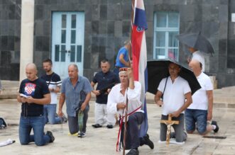 Šibenik: Molitelji klečali ispred zgrade Gradske uprave Šibenik: Molitelji klečali ispred zgrade Gradske uprave