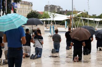 Šibenik: Molitelji klečali ispred zgrade Gradske uprave Šibenik: Molitelji klečali ispred zgrade Gradske uprave