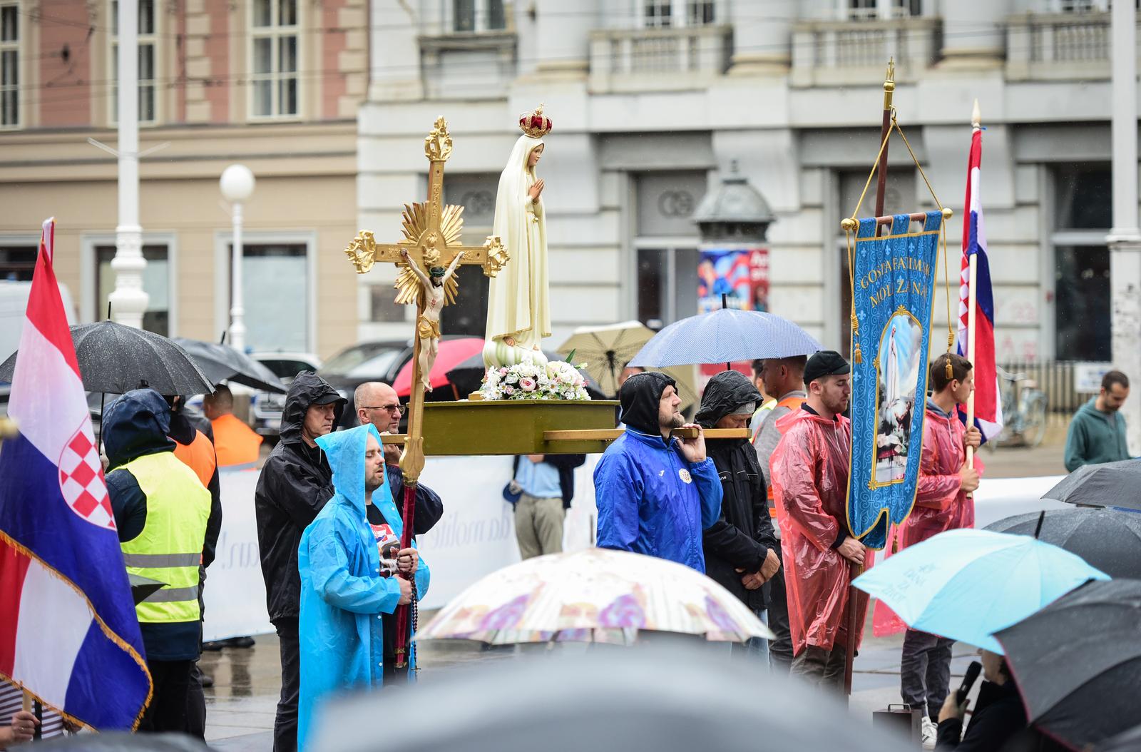 Zagreb: Molitelji na glavnom gradskom trgu Zagreb: Molitelji na glavnom gradskom trgu