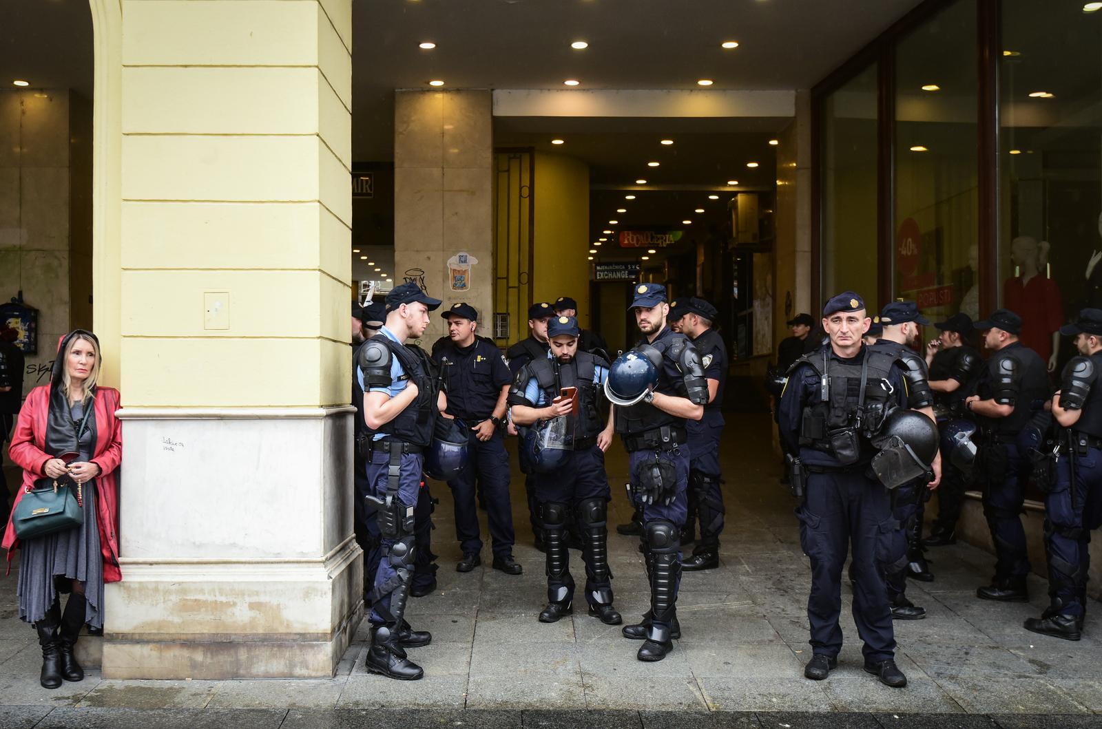 Zagreb: Molitelji na glavnom gradskom trgu Zagreb: Molitelji na glavnom gradskom trgu