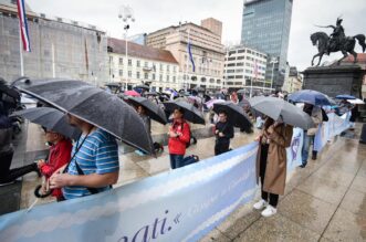 Zagreb: Molitelji na glavnom gradskom trgu Zagreb: Molitelji na glavnom gradskom trgu
