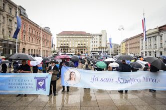 Zagreb: Molitelji na glavnom gradskom trgu Zagreb: Molitelji na glavnom gradskom trgu