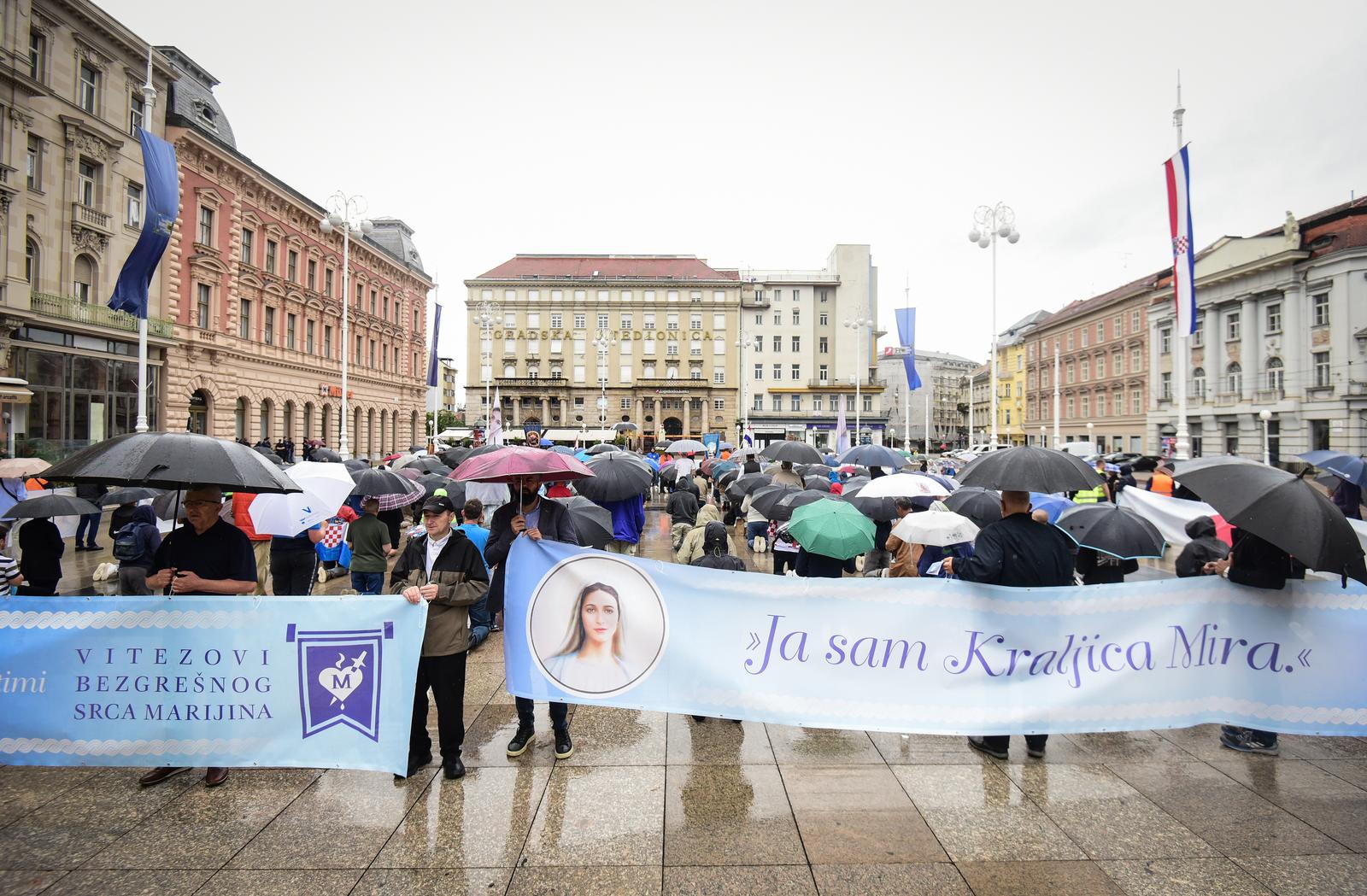 Zagreb: Molitelji na glavnom gradskom trgu Zagreb: Molitelji na glavnom gradskom trgu