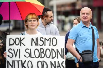Zagreb: Prosvjed protiv molitelja na Trgu Zagreb: Prosvjed protiv molitelja na Trgu