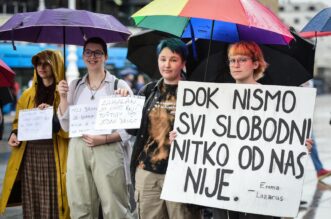 Zagreb: Prosvjed protiv molitelja na Trgu Zagreb: Prosvjed protiv molitelja na Trgu