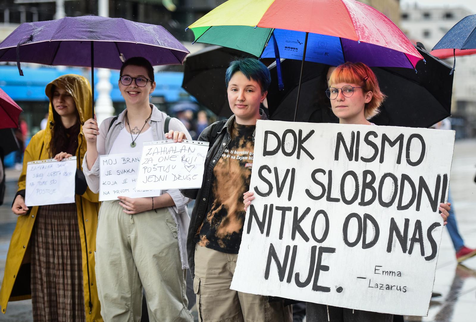 Zagreb: Prosvjed protiv molitelja na Trgu Zagreb: Prosvjed protiv molitelja na Trgu