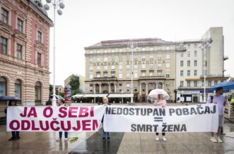 Zagreb: Prosvjed protiv molitelja na Trgu Zagreb: Prosvjed protiv molitelja na Trgu