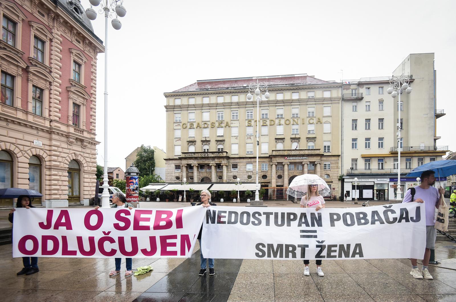 Zagreb: Prosvjed protiv molitelja na Trgu Zagreb: Prosvjed protiv molitelja na Trgu