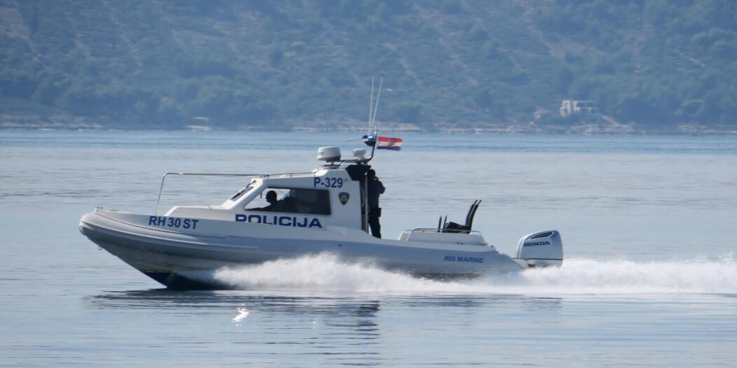 Split: Policijski gumenjak u punoj brzini na moru Split: Policijski gumenjak u punoj brzini na moru