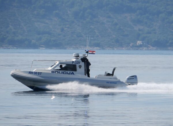 Split: Policijski gumenjak u punoj brzini na moru