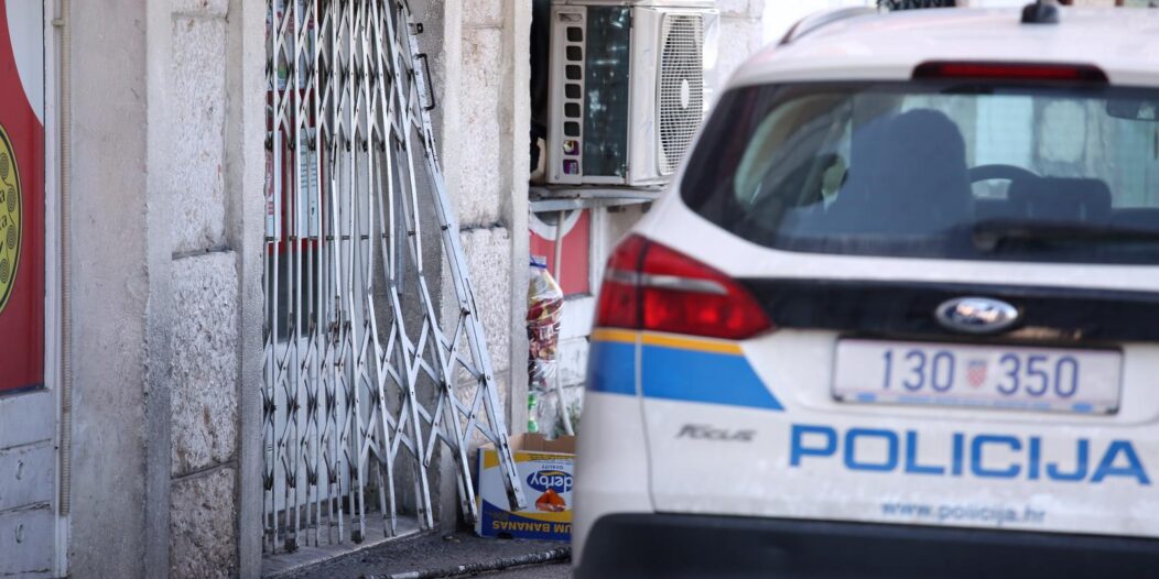 Šiibenik: Policija čuva trgovinu u koju je jučer provaljeno Šiibenik: Policija čuva trgovinu u koju je jučer provaljeno