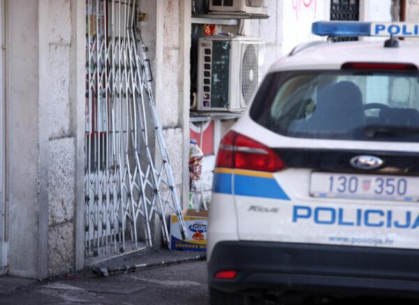 Šiibenik: Policija čuva trgovinu u koju je jučer provaljeno