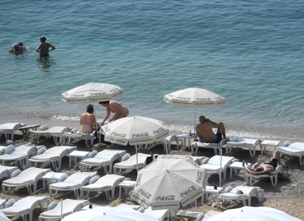 Dubrovnik: Pogled na povijesnu jezgru grada i plažu Banje