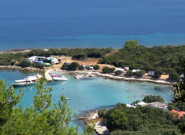 Otok Hvar: Kamp Mlaska nedaleko Su?urja