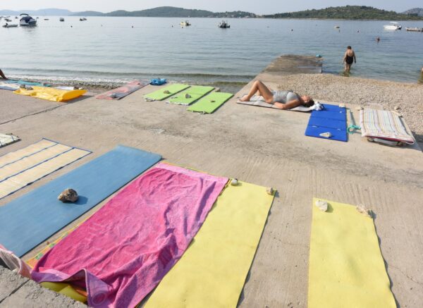 Vodice: Postavljene oznake upozorenja o ostavljanju ru?nika na plai preko no?i