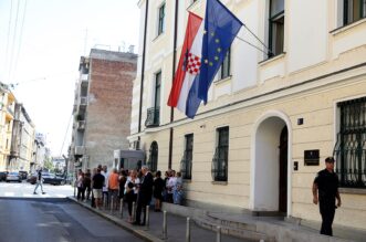 Zagreb: Roditelji navijača uhićenih u Ateni okupili se pred Ministarstvom vanjskih poslova Zagreb: Roditelji navijača uhićenih u Ateni okupili se pred Ministarstvom vanjskih poslova