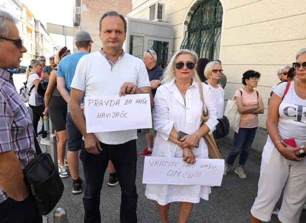 Zagreb: Roditelji navijača uhićenih u Ateni okupili se pred Ministarstvom vanjskih poslova
