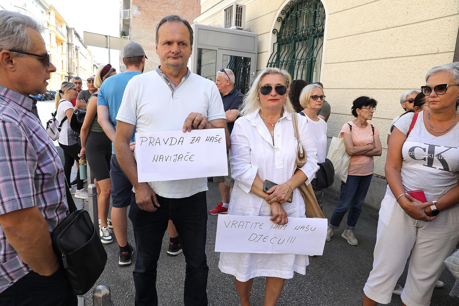 Zagreb: Roditelji navijača uhićenih u Ateni okupili se pred Ministarstvom vanjskih poslova Zagreb: Roditelji navijača uhićenih u Ateni okupili se pred Ministarstvom vanjskih poslova