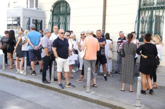 Zagreb: Roditelji navijača uhićenih u Ateni okupili se pred Ministarstvom vanjskih poslova Zagreb: Roditelji navijača uhićenih u Ateni okupili se pred Ministarstvom vanjskih poslova