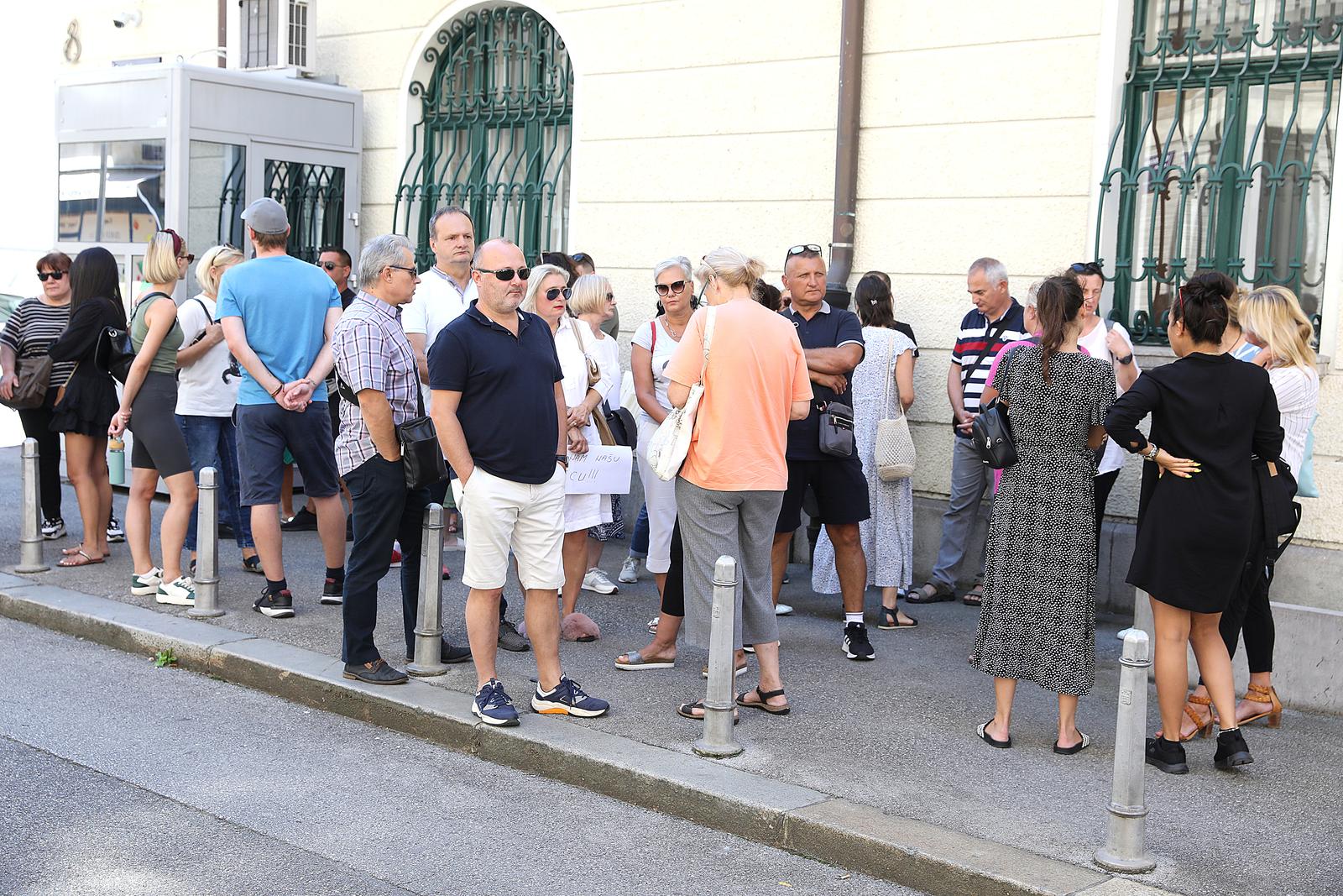 Zagreb: Roditelji navijača uhićenih u Ateni okupili se pred Ministarstvom vanjskih poslova Zagreb: Roditelji navijača uhićenih u Ateni okupili se pred Ministarstvom vanjskih poslova