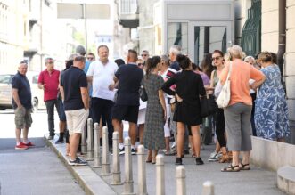 Zagreb: Roditelji navijača uhićenih u Ateni okupili se pred Ministarstvom vanjskih poslova Zagreb: Roditelji navijača uhićenih u Ateni okupili se pred Ministarstvom vanjskih poslova