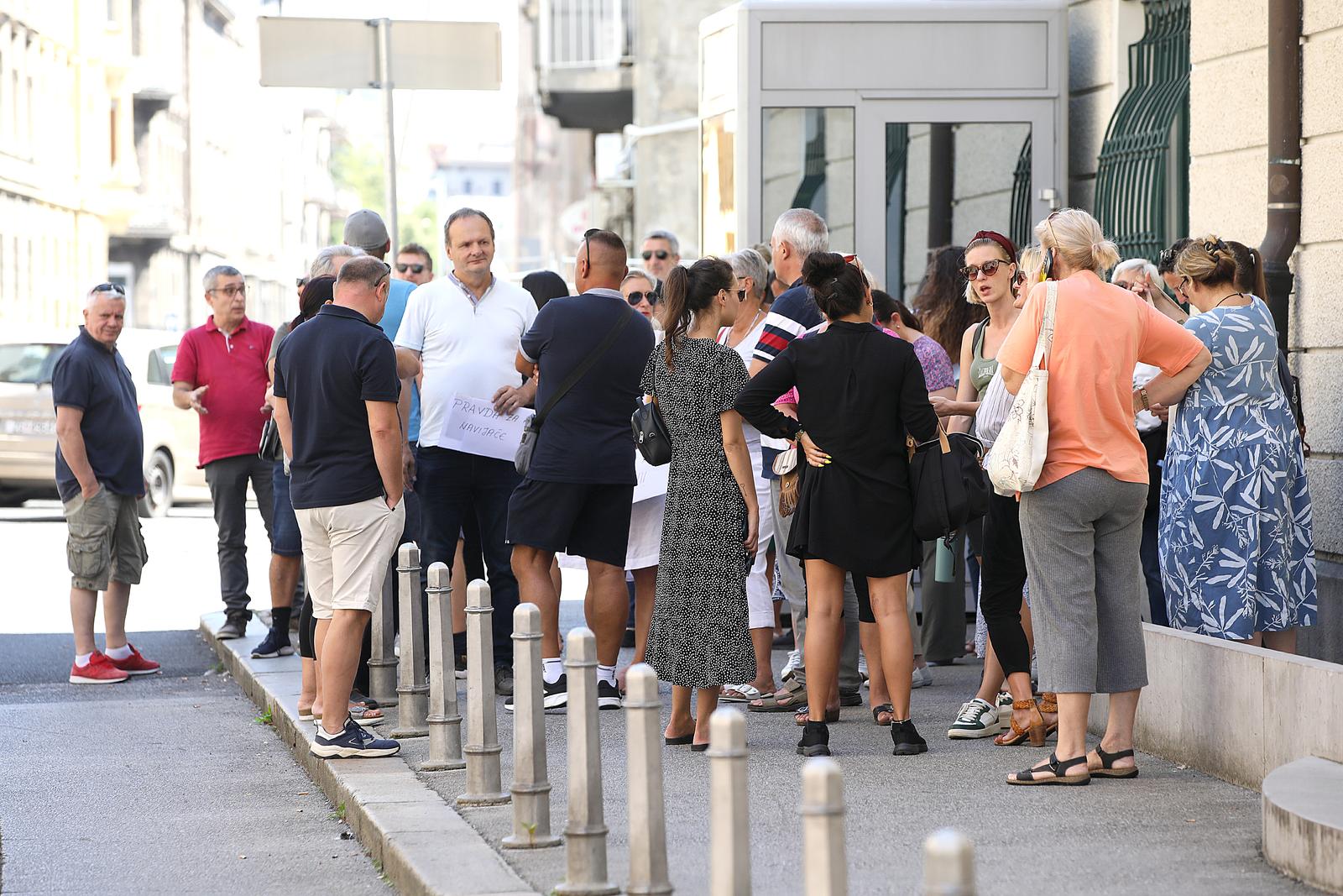 Zagreb: Roditelji navijača uhićenih u Ateni okupili se pred Ministarstvom vanjskih poslova Zagreb: Roditelji navijača uhićenih u Ateni okupili se pred Ministarstvom vanjskih poslova